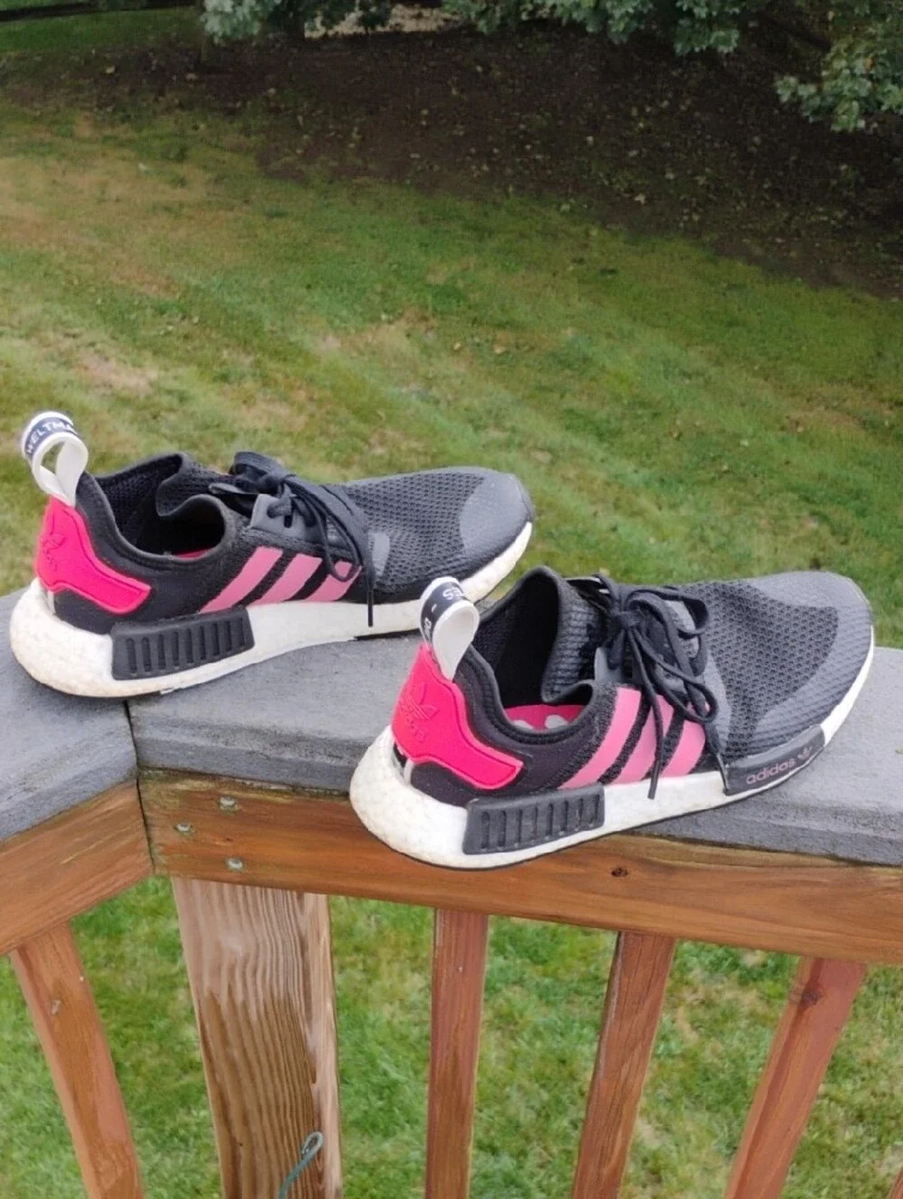 adidas NMD R1 Signal Pink Stripe Black Running Shoes FV9153 Men's Size 8.5